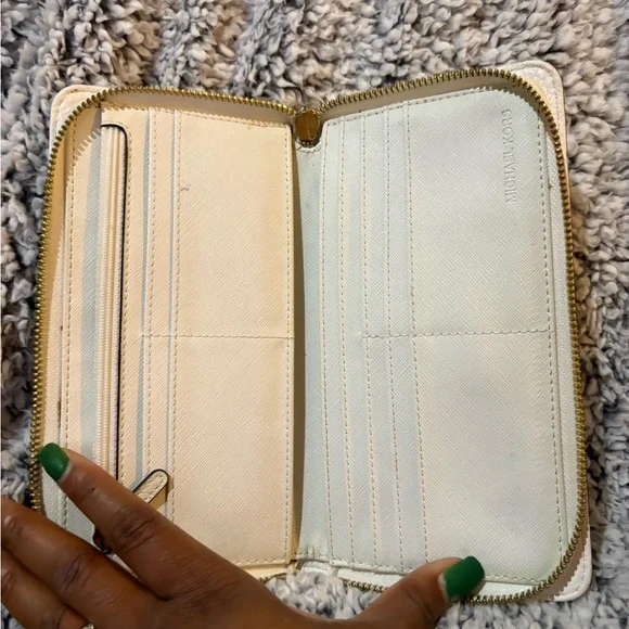 Michael Kors Cream Pebbled Leather Zip Wallet with Gold MK Medallion - Picture 3 of 3